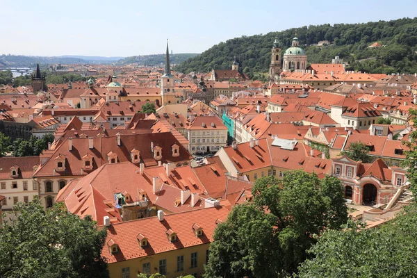 Classic Prague-widok z lotu ptaka na stare budynki dachowe i ulicę , — Zdjęcie stockowe