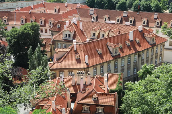 Classic Prague-widok z lotu ptaka na stare budynki dachowe i ulicę , — Zdjęcie stockowe