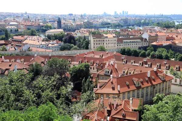 Classic Prague-widok z lotu ptaka na stare budynki dachowe i ulicę , — Zdjęcie stockowe