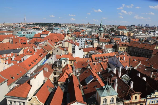 Klasická Praha-letecký pohled na staré střešní budovy a ulice , — Stock fotografie