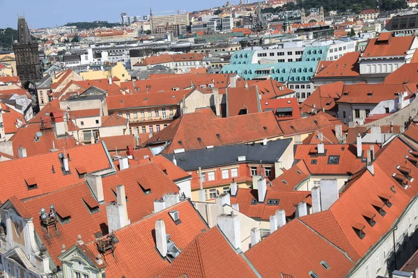 Classic Prague - vue aérienne sur les vieux bâtiments sur le toit et la rue  , — Photo