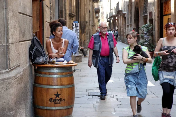 Barcelona, Spanje - 11 juni: Het straatleven in Barcelona, juni 2013 — Stockfoto