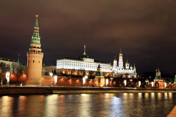 Moscú Palacio del Kremlin con iglesias, y torres murales, Rusia — Foto de Stock