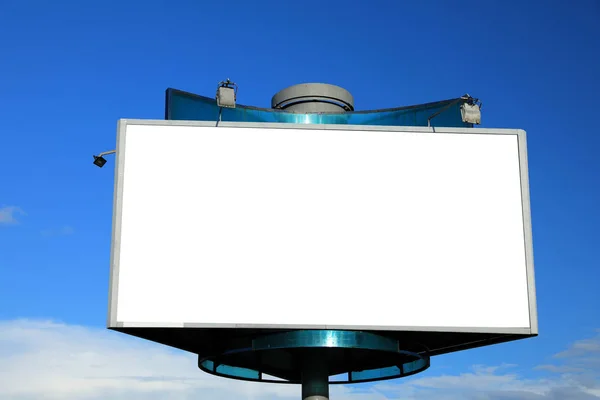 Mavi gökyüzünde boş yol kenarı reklam panoları — Stok fotoğraf