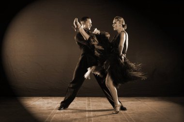 siyah arka plan üzerine izole balo dansçıları