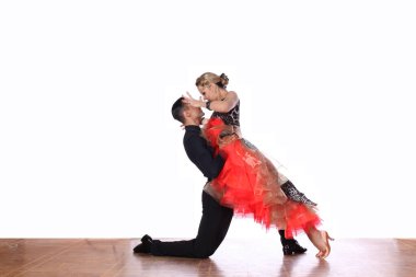 Balo salonundaki dansçılar beyaz arka planda izole edilmiş.