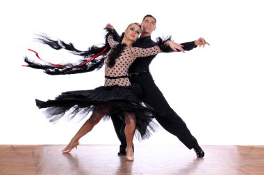 Latino dansçıları balo beyaz bir arka plana dayanır