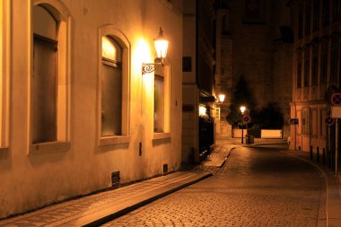 Klasik Prag - eski binalara ve sokağa gece manzarası , Çek Cumhuriyeti