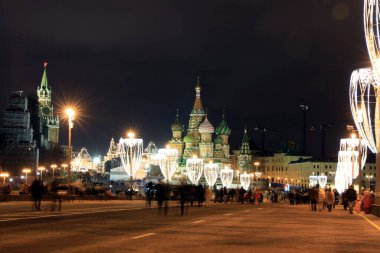Sokak Katedrali 'nin gece manzarası. Basil Kızıl Meydan 'da ve Moskova Kremlin duvar kuleleri, Moskova, Rusya