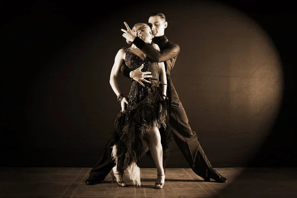 Fekete Háttér Elszigetelt Bálterem Táncosok — Stock Fotó