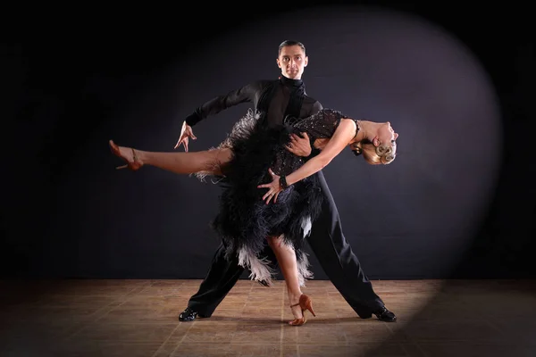 Danseurs Dans Salle Bal Isolé Sur Fond Noir — Photo