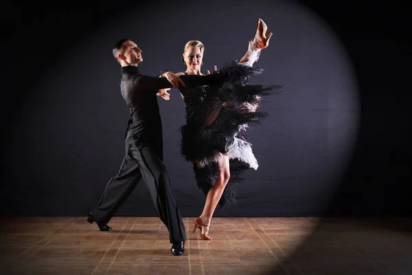 Bailarines Salón Aislados Sobre Fondo Negro —  Fotos de Stock