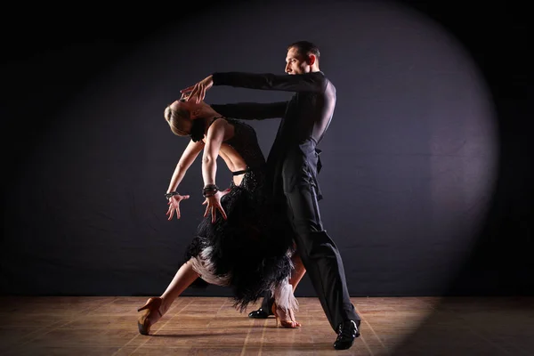 Bailarines Salón Aislados Sobre Fondo Negro —  Fotos de Stock