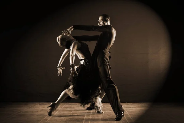 Dansare Ballroom Isolerad Svart Bakgrund — Stockfoto