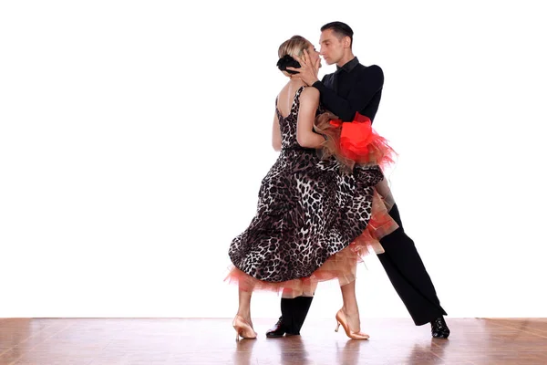 Latino Χορευτές Στην Αίθουσα Χορού Κατά Λευκό Φόντο — Φωτογραφία Αρχείου