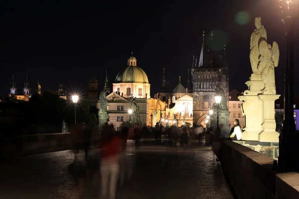 古典的なプラハ 古い建物や通りへの夜景 チェコ共和国 — ストック写真