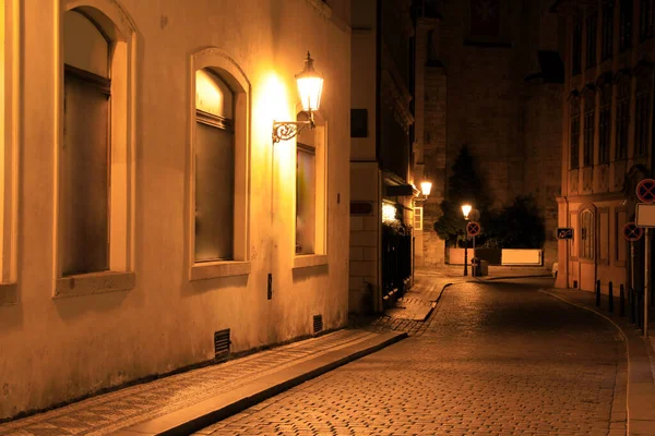 古典的なプラハ 古い建物や通りへの夜景 チェコ共和国 — ストック写真