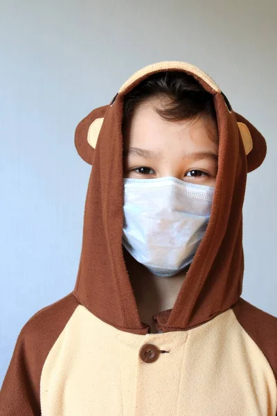 Κοντινό Πλάνο Του Νεαρού Αγοριού Που Φοράει Μάσκα — Φωτογραφία Αρχείου