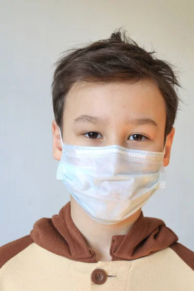 Κοντινό Πλάνο Του Νεαρού Αγοριού Που Φοράει Μάσκα — Φωτογραφία Αρχείου
