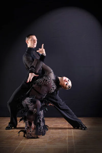 Danseurs Dans Salle Bal Isolé Sur Fond Noir Photos De Stock Libres De Droits