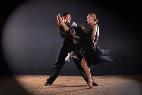 Tanečníci Tanečním Sále Izolovaných Černém Pozadí Stock Fotografie