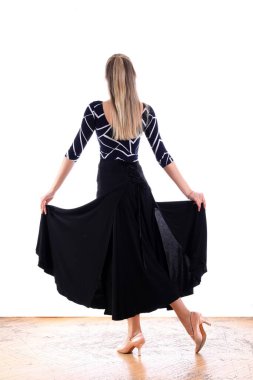 Beyaz arka plana karşı balo salonunda dansçı