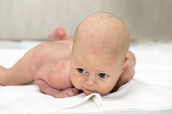 Pasgeboren baby liggend op het bed — Stockfoto