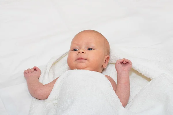 Ammande baby pojke — Stockfoto