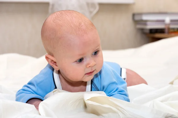 Baby explores the world — Stock Photo, Image