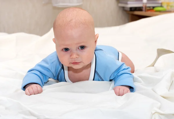 Baby explores the world — Stock Photo, Image