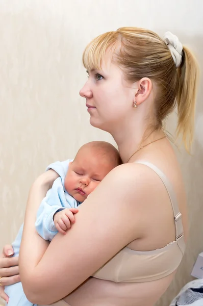 Bebé con mamá —  Fotos de Stock