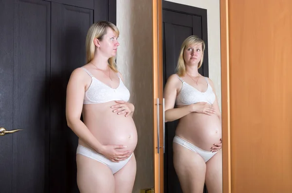 Retrato expectante mãe — Fotografia de Stock
