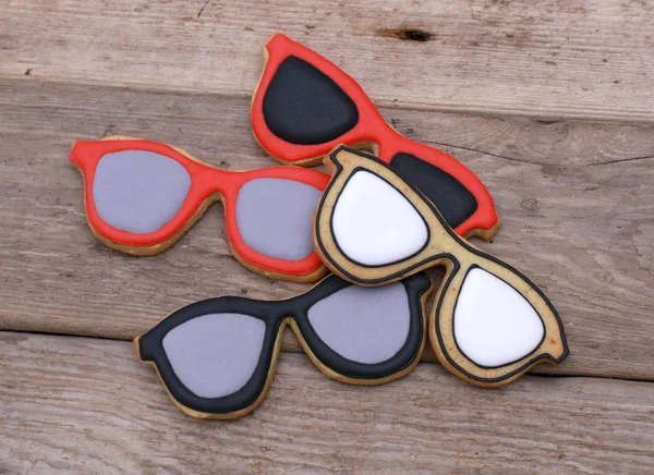 Galletas de gafas sobre fondo de madera Imagen De Stock