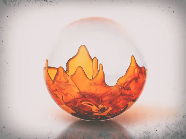 Стеклянный шар с оранжевой жидкостью — стоковое фото