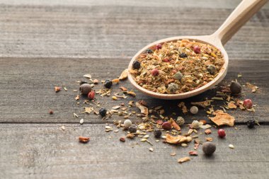 tahta kaşık içinde baharatlar