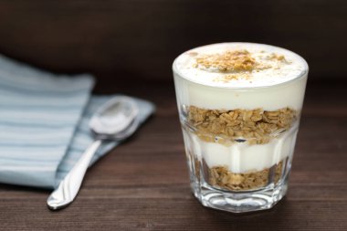 Ahşap zemin üzerine yoğurt parfe