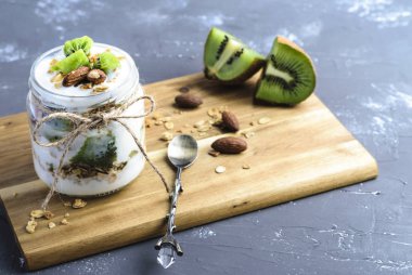 Kivi ve granola yoğurt parfe