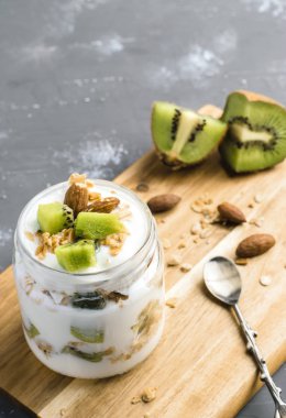 Kivi ve granola yoğurt parfe