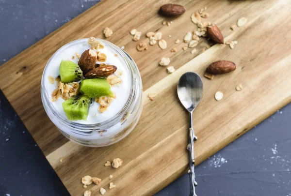 Parfait de iogurte com kiwi e granola — Fotografia de Stock
