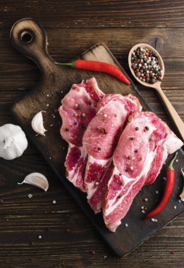 Çiğ domuz eti yemek