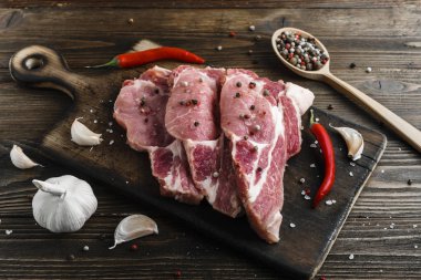 Çiğ domuz eti yemek