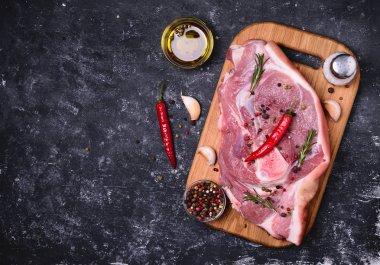 Çiğ domuz eti yemek