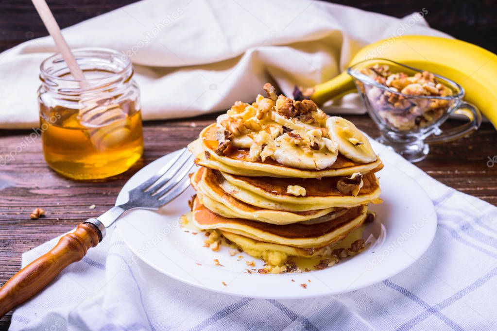 Pancakes with banana, walnuts and honey