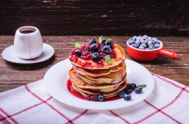 Reçel ve yaban mersini ile Amerikan krep