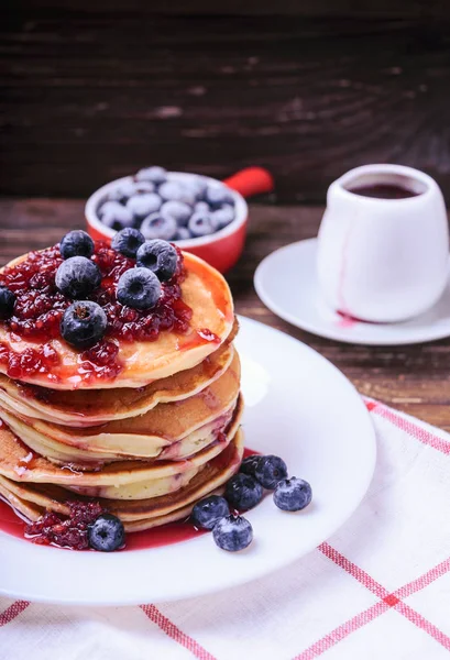 Panquecas americanas com compota e mirtilos — Fotografia de Stock