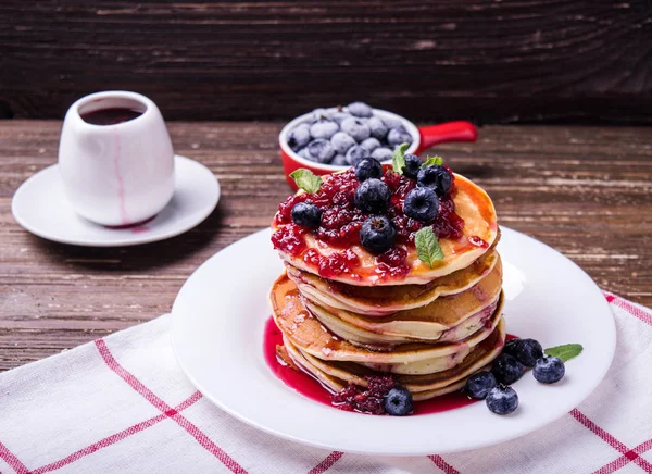 Panqueques americanos con mermelada y arándanos — Foto de Stock