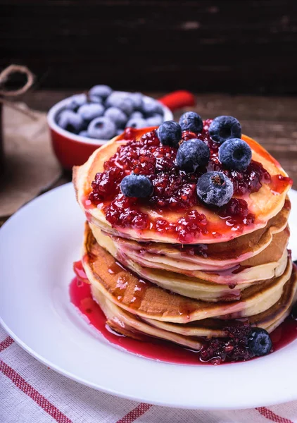 Panquecas americanas com compota e mirtilos — Fotografia de Stock