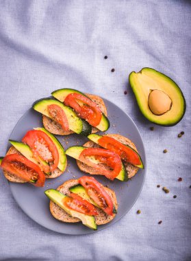 Avokado ve domates dilimleri tost