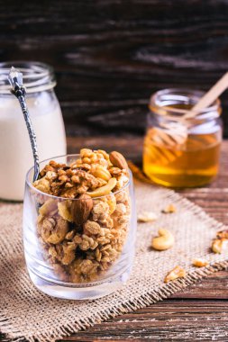 Granla fındık, bal ve yoğurt ile