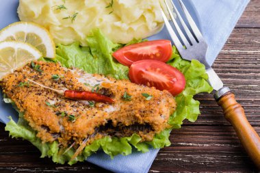 Kızarmış balık ve patates püresi.